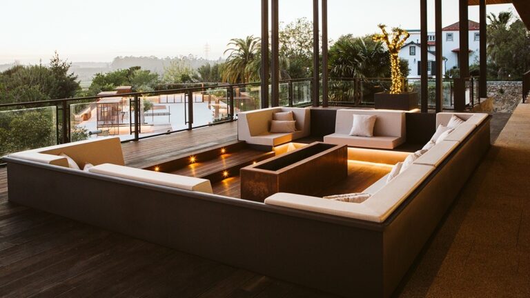 Lounge exterior no terraço da Quinta do Alferes com vista ao pôr do sol