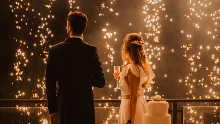 Noivos a ver o fogo de artifício na varanda, com o bolo, na Quinta do Alferes
