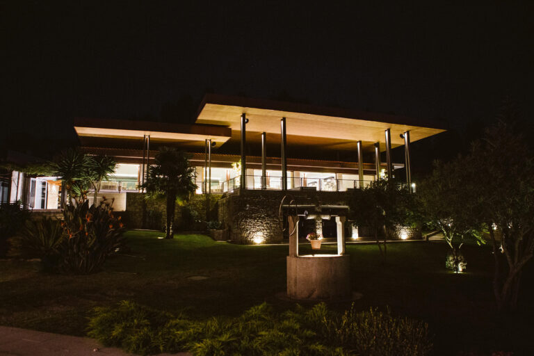 A Quinta do Alferes iluminada ao anoitecer