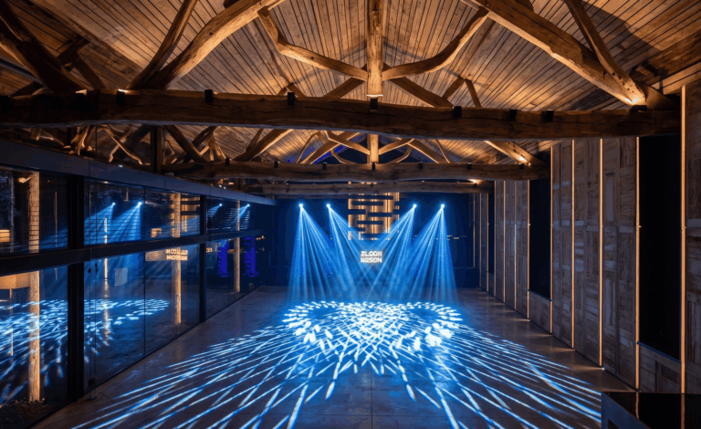 Salão em modo de festa com iluminação de palco na Quinta do Alferes